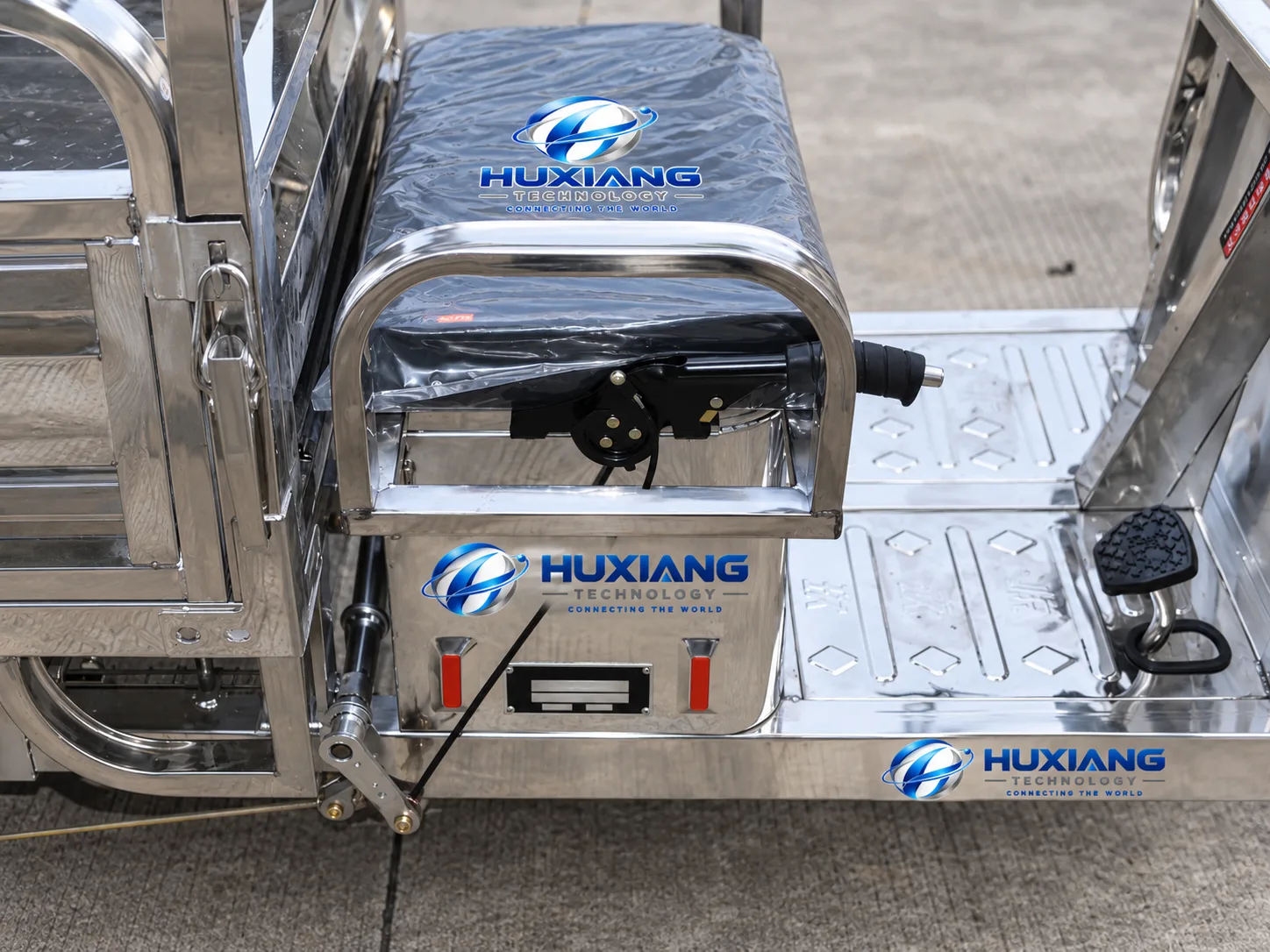 1.3m Yueku Full Steel Three-Door - China Factory Manufacturer